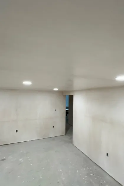 large room with smooth plaster finish and recessed lighting