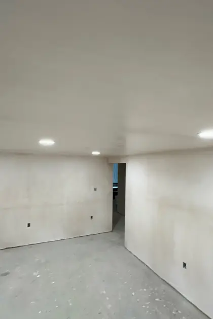 large room with smooth plaster finish and recessed lighting