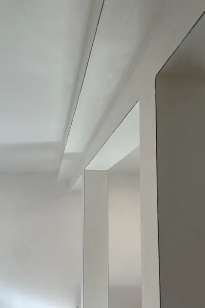 smooth plaster ceiling with beam detail