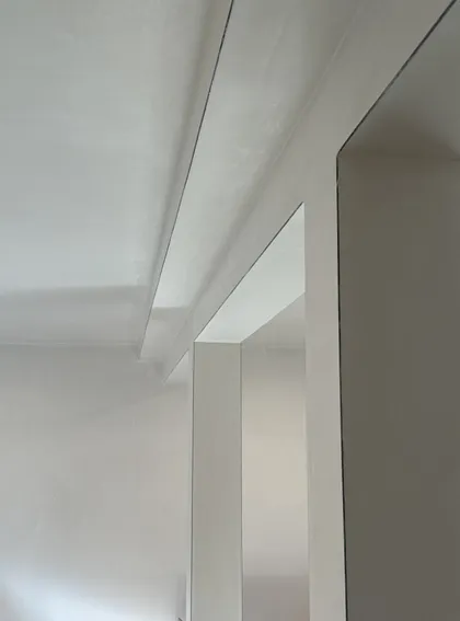 smooth plaster ceiling with beam detail