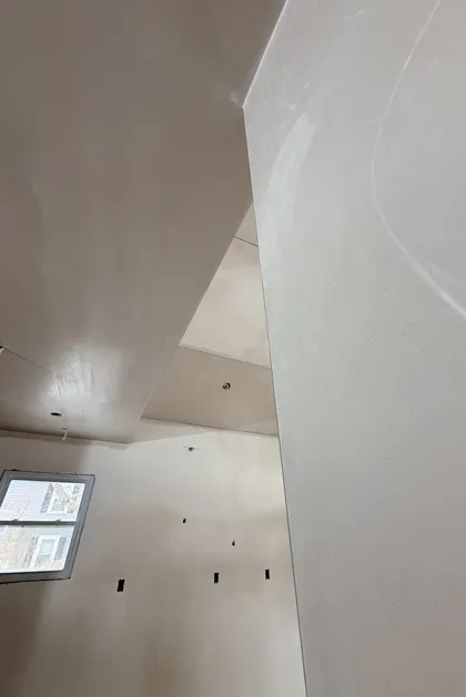 smooth plaster ceiling and wall detail